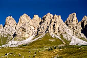 Trekking nel Parco Naturale Puez-Odle. Da Passo Gardena al Rifugio Puez, i picchi del passo Cir.